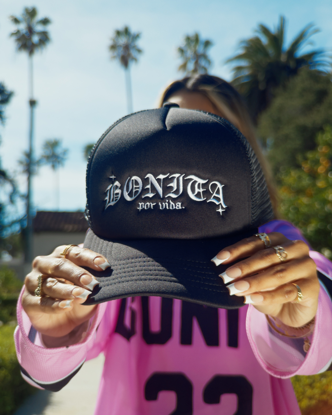 BLACK BONITA POR VIDA TRUCKER HAT