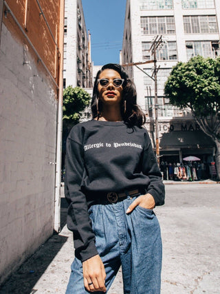Viva La Bonita Women streetwear black sweatshirt. Allergic to pendejadas crewneck sweatshirt. Latina wearing black crewneck sweatshirt in Los Angeles.